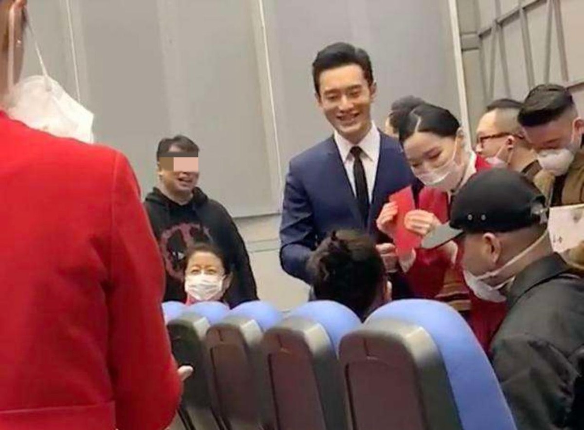 黄晓明|黄晓明对员工好大方！又聚餐又送礼，千元手机名牌游戏机随便抽