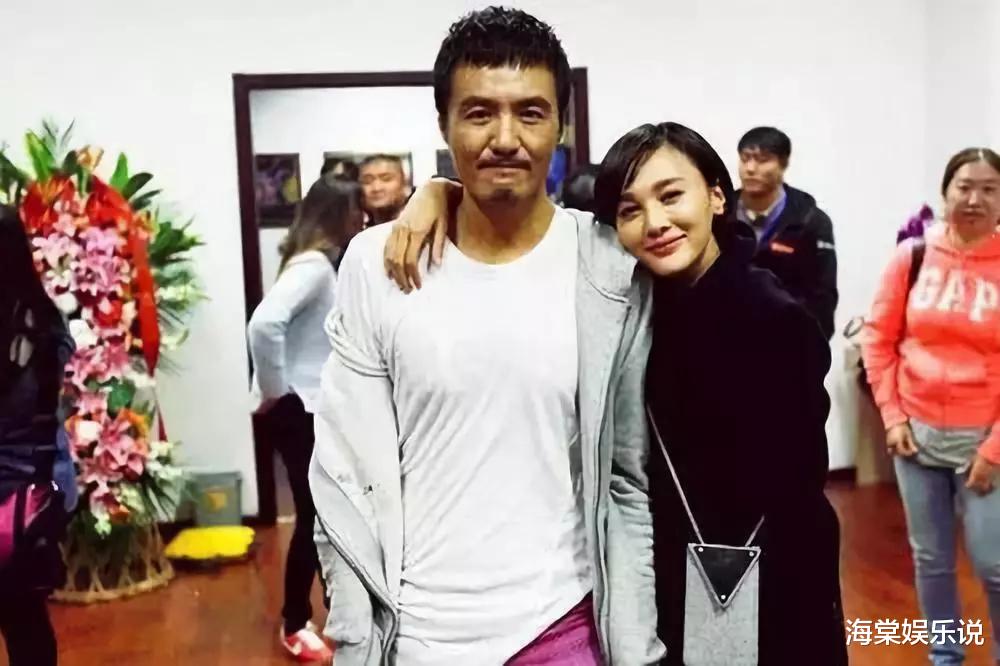 朴树|朴树妻子11月29日和男子举止亲密被拍，男方略胖显油腻，行为暧昧