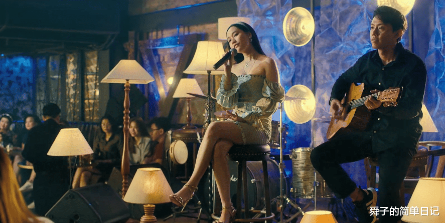 迪丽热巴|女歌星怀抱洋娃娃割腕自杀,最新越南恐怖电影,很有创意