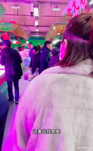 王小利|王小利孙子曝近照，头发浓密越长越漂亮，虎头虎脑继承爸妈好基因