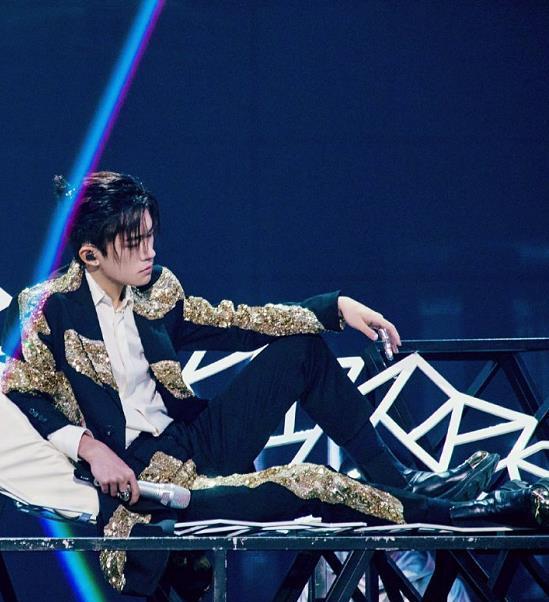 易烊千玺|易烊千玺荡秋千，坐姿成饭圈热议焦点：你可是个20岁男生呀