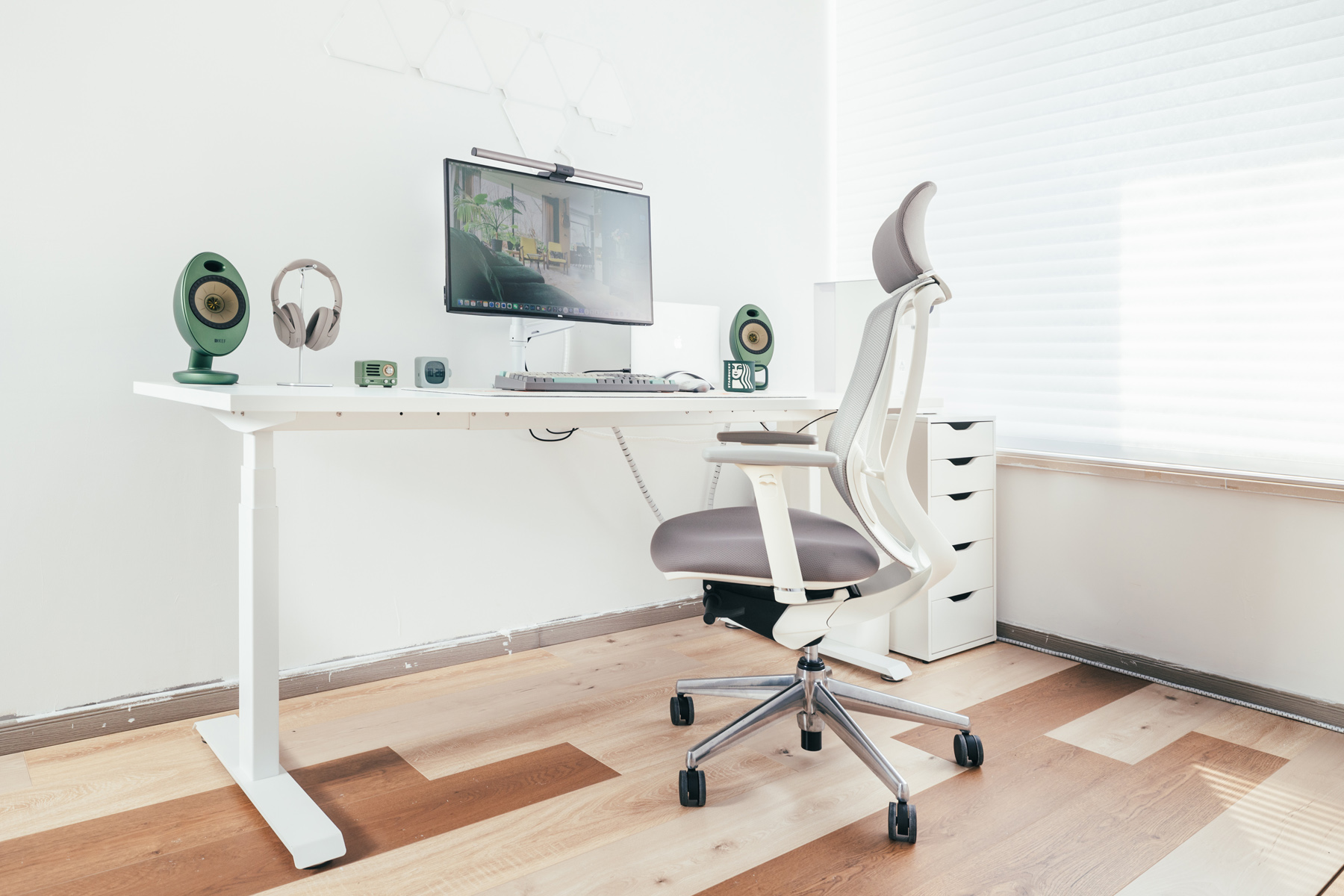 从零开始，打造极简白色系桌面美学工作台，附品质配件指南