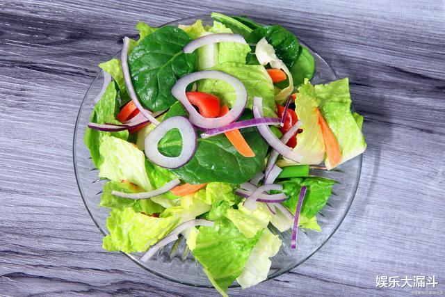 李健|李健与清华博士妻子罕见同框，女方发福，网友：减肥这么难？