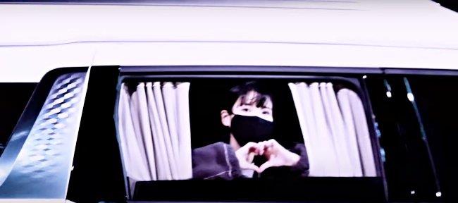 iu|《2021 MMA》IU狂扫5大奖！下班路久违见粉丝，含泪哽咽被感动