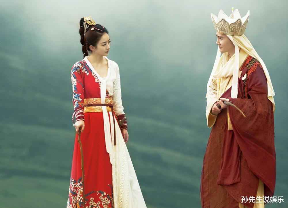 杨幂|赵丽颖拽两男星提前庆生引热议，与冯绍峰昔日甜蜜互动仍不舍删