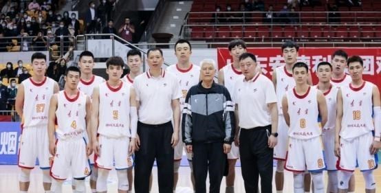 辽宁男篮|辽篮内线新升级！韩德君下滑严重恐沦为替补，山东小巨人或将上位