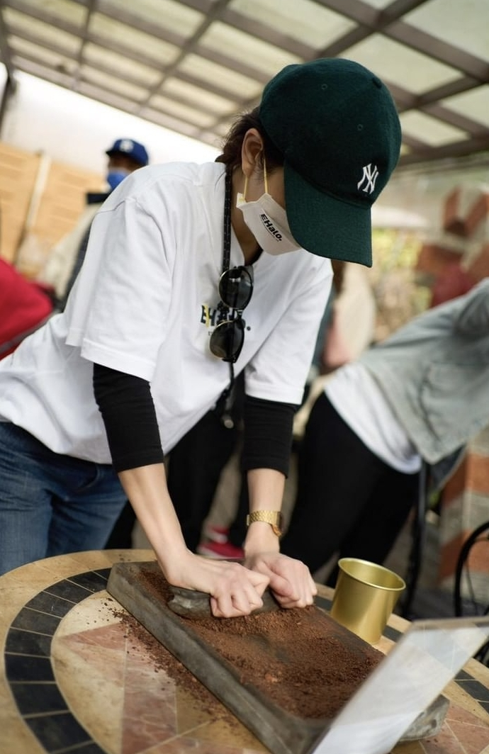 ella|Ella带家人和员工度假，与劲宝DIY披萨，母子欢乐同框画风有爱