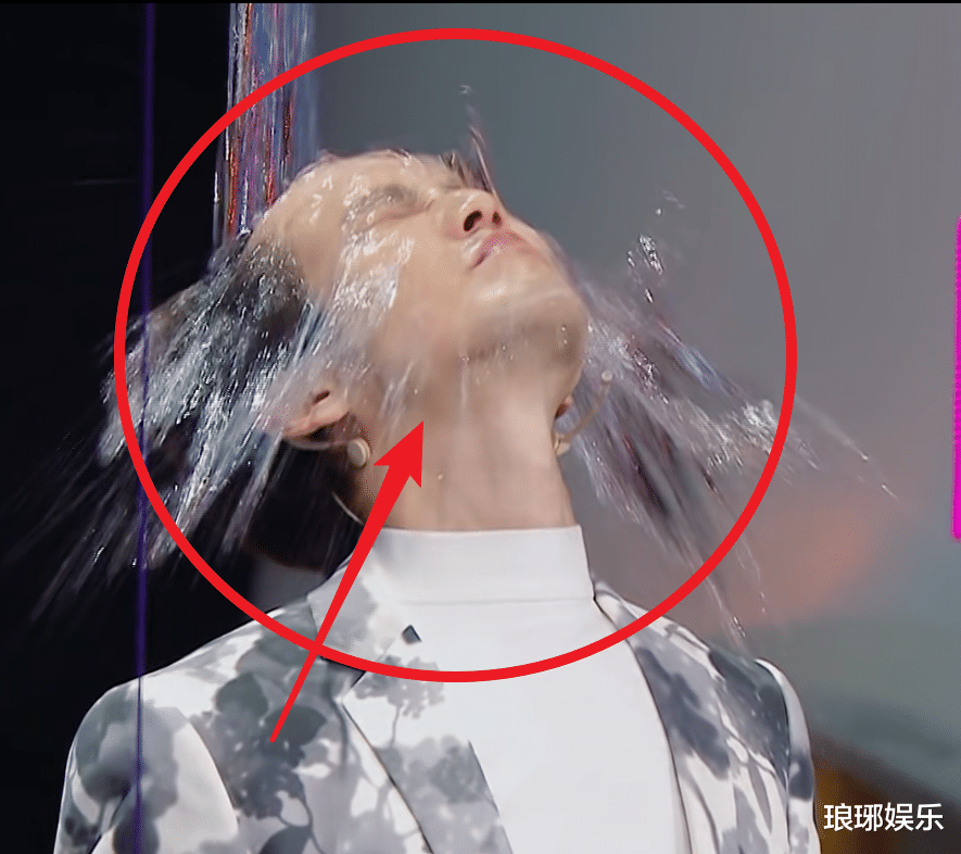 钟汉良|钟汉良被泼水卸妆后，46岁状态成焦点，沈腾都忍不住嫉妒了