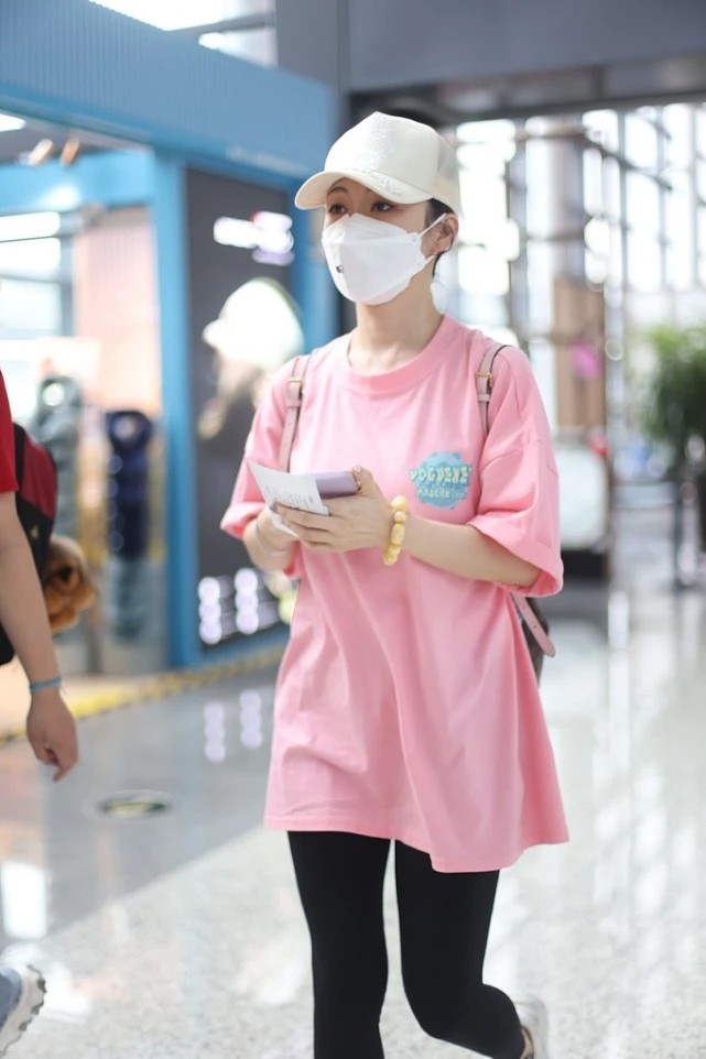 大表姐的时尚圈|“九球天后”潘晓婷低调亮相,穿粉色T恤走甜美风,39岁仍像少女