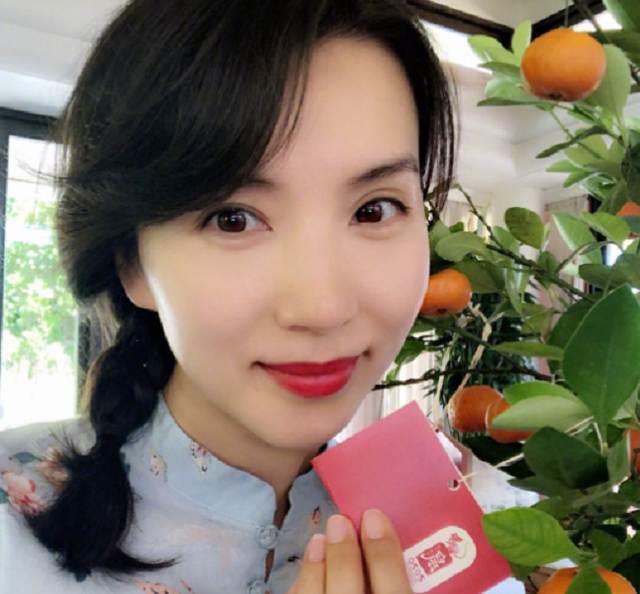 陈好|陈好庆43岁生日，穿薄纱衣喝红酒状态微醺，富豪老公疑似在身旁