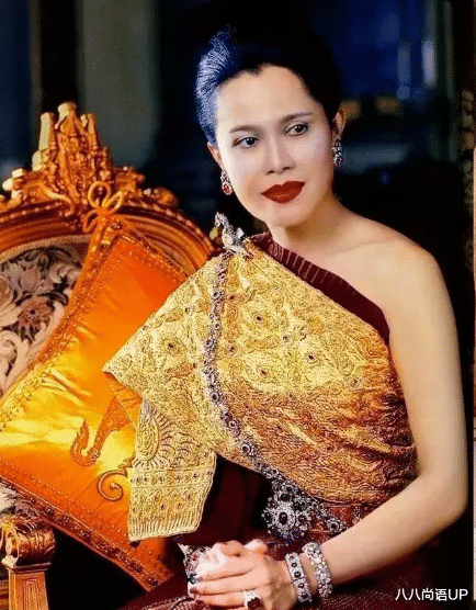 八八尚语UP 婆媳三人佩戴红色珠宝，诗妮娜戴耳坠精致，诗丽吉戴全套雍容华贵