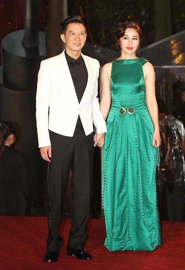 哚乐Like时尚|张家辉真幸运，关咏荷一袭复古绿长裙美艳绝伦，奔六年纪依然女神