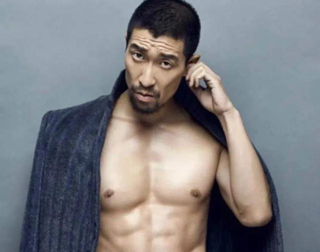 王千源|王千源，因演技太好忽略了他的一身肌肉，49岁身材依旧吊打小鲜肉