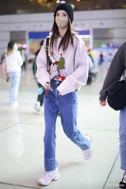 范晓萱|31岁金晨现身走机场，穿毛衣掩盖不住纸片人身材，眼睛大得离谱