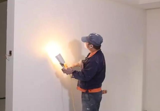 |墙壁“坑洼”还脏兮兮？建议用这“笨”方法，免装修又省钱，当天就入住