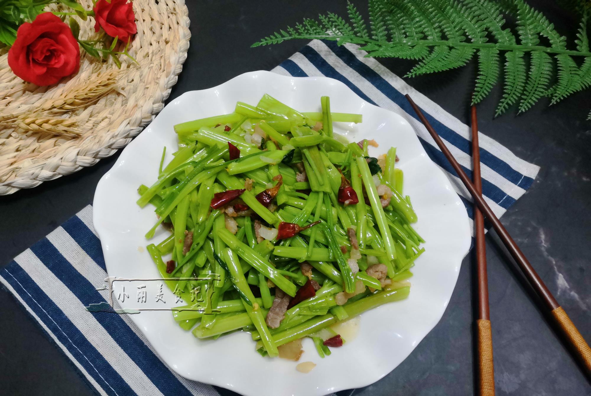 空心菜|夏季，这碱性蔬菜正当季，很多人只吃叶不吃梗，脆嫩爽口别不懂吃
