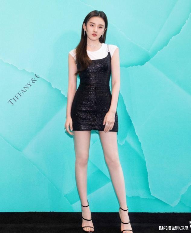 时尚搭配师瓜瓜|宋祖儿难得秀一回身材，穿真丝吊带裙勾勒曲线，性感得不像23岁