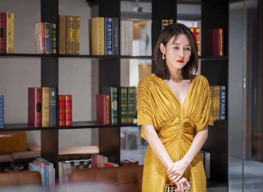 穿衣搭配|于明加的反括号身材挺高级，职业装休闲装轮换自如，38岁也有魅力