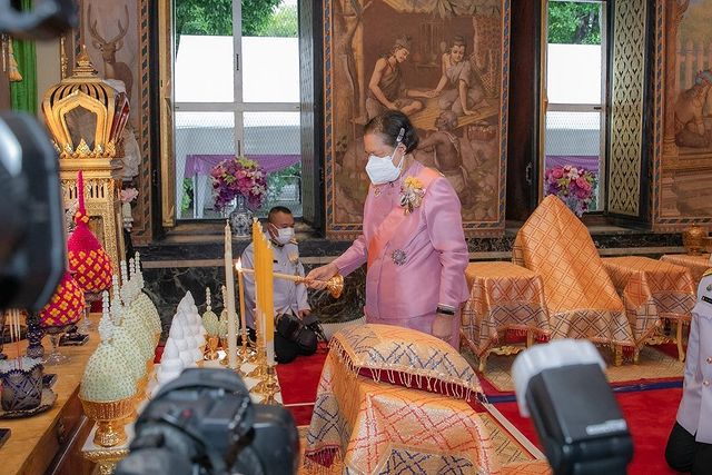 全球时尚风行 诗琳通公主终于爱美啦！穿刺绣蓝裙挺大肚腩，独挑大梁太有王者范