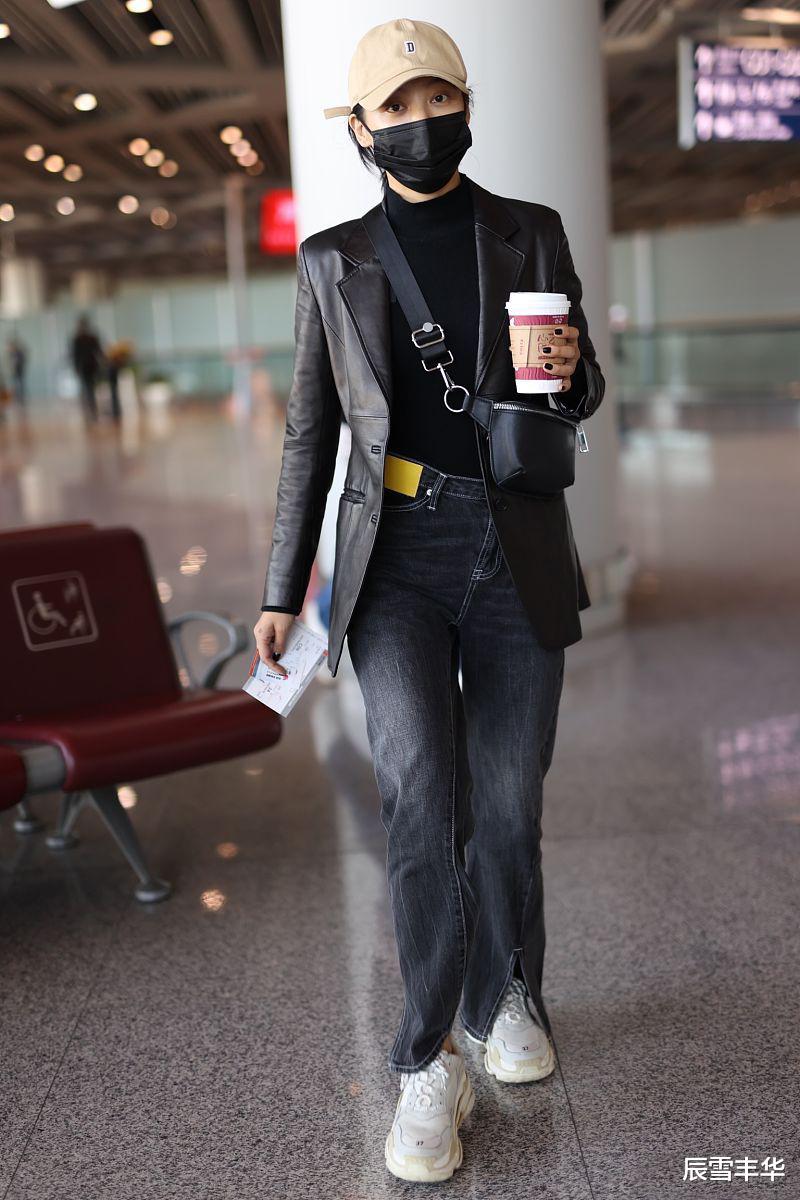 辰雪丰华 辛芷蕾也太会打扮了！敞怀穿“染色”棉服戴毛线帽，御寒又显身材