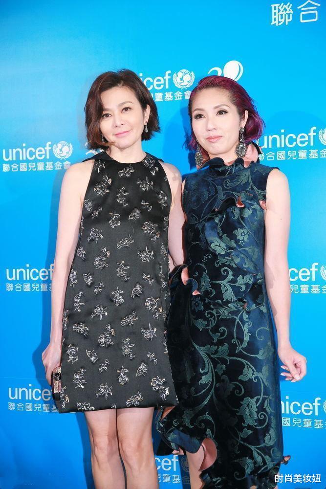 |58岁关之琳真有少女感，穿印花连衣裙配短发，哪像是奶奶辈的人