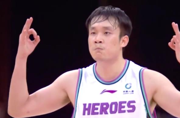 明乐说育儿|眼神抢镜！小丁6记三分24分：拼到摔倒在地，吃赛季首T太想赢