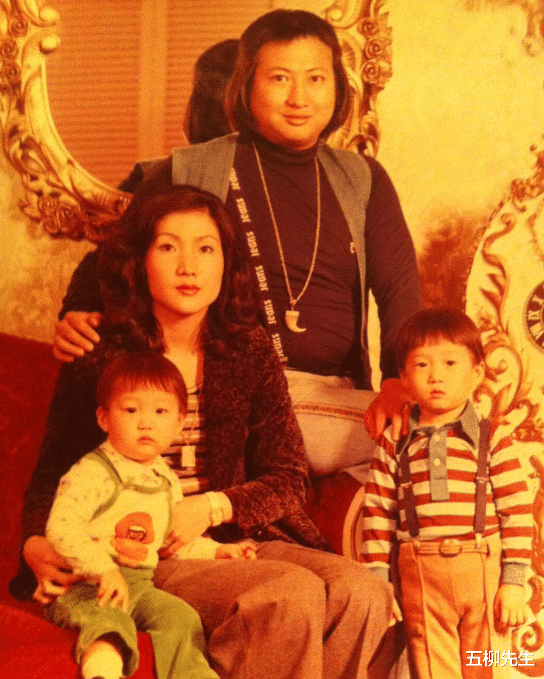 洪天明|洪金宝儿子洪天明晒家庭旧照，评论区很热闹，祖孙三代似复制粘贴