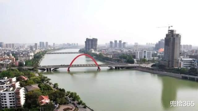 疯狂|疯狂的钓鱼人!四川一河边聚集成百上千人,网友:事出反常必有妖