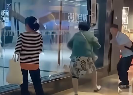 家中大小宝|浙江：舞室里有女孩跳舞，大妈隔玻璃一起跳，一旁大爷举动亮了！