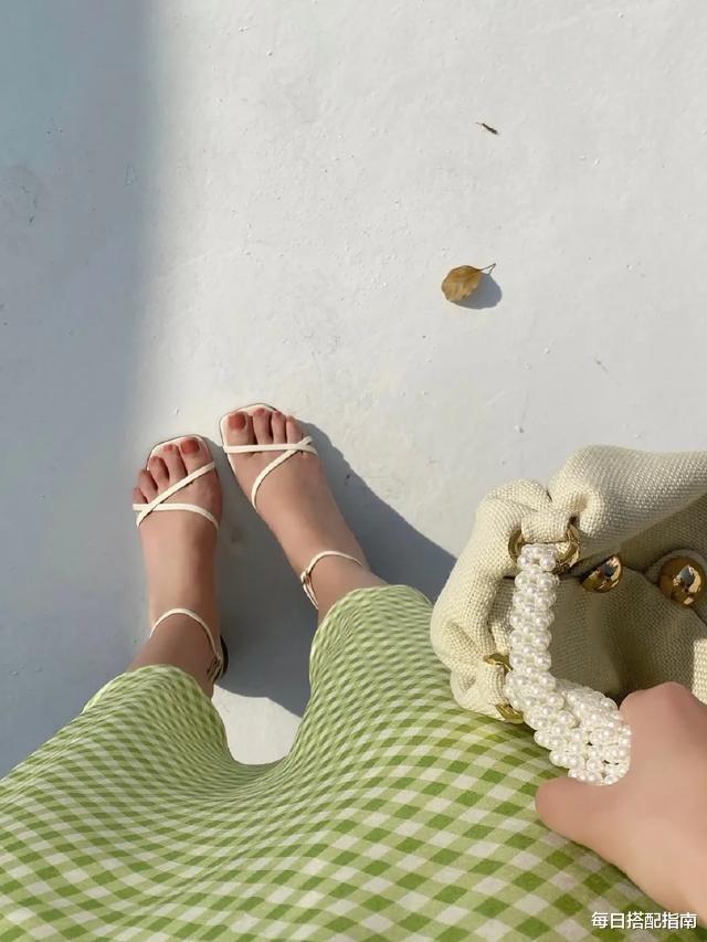每日搭配指南|收起你的运动鞋吧，太捂脚了！今夏流行这“3双”鞋，舒适又时髦