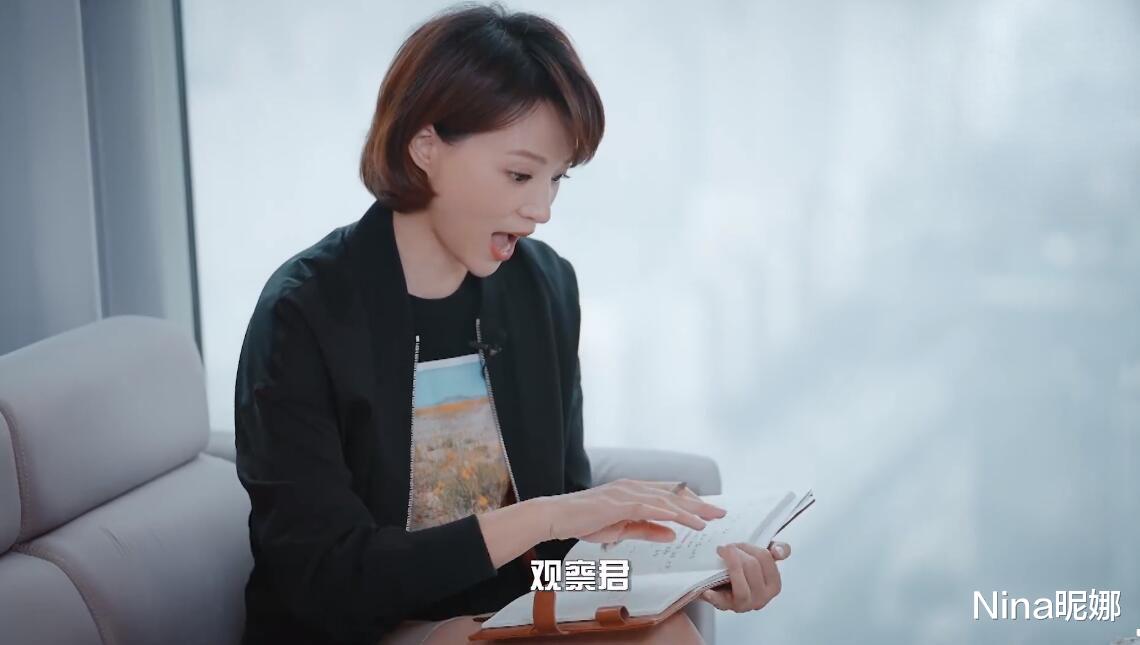 穿衣搭配|董卿主持功底深厚，久违露面穿夹克说顺口溜不结巴，罕剪刘海认不出来
