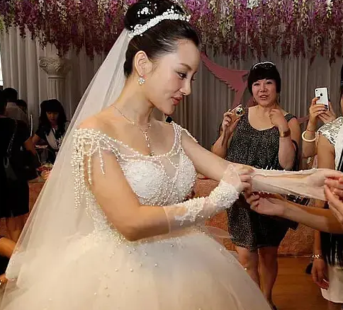 林青霞|不是所有女星的婚纱都很美：林青霞的勉强忍了，谢娜这穿的啥？