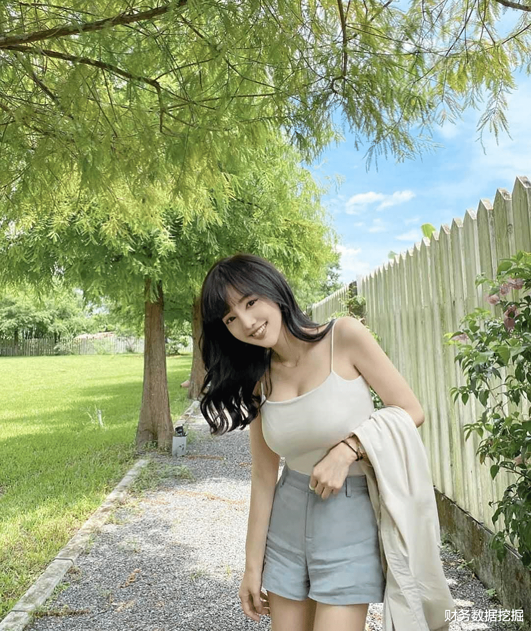 股价 股票分红对散户来说并不是好事，资金左右手倒腾，卖出时还要缴税