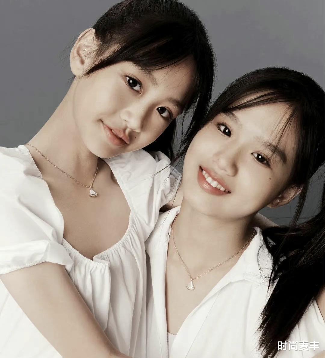 时尚麦丰|钟丽缇和两女儿同框，大女儿眼神清澈，完全没浪费妈妈的美貌