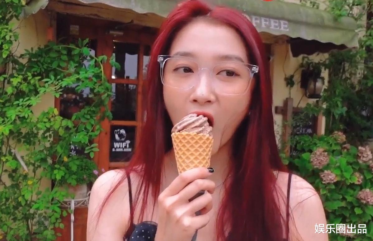 张云雷|关晓彤穿短裙拍视频，双腿被蚊子咬伤，“带伤工作”被赞敬业