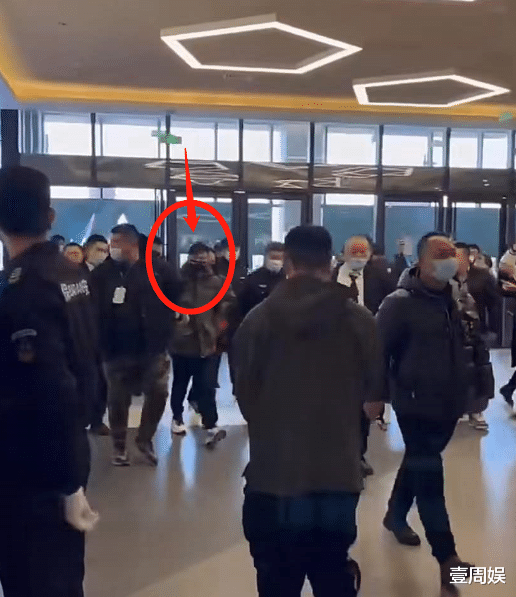 谢霆锋|谢霆锋现身活动捞金，几十个人前呼后拥，保安上前驱赶路人！