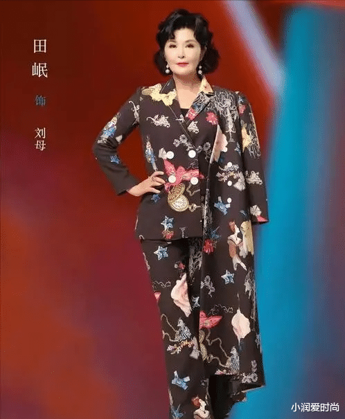 小润爱时尚 56岁田岷老了好时髦,穿印花裙戴珍珠耳环不俗气,微胖也美得端庄