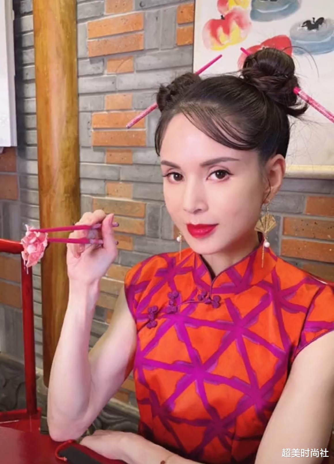 超美时尚社|55岁李若彤穿旗袍吃火锅,拿筷子当发簪有创意,扎丸子头太减龄