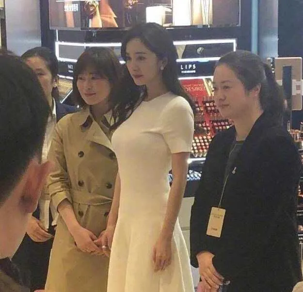 |明星现实生活中真的那么好看吗？