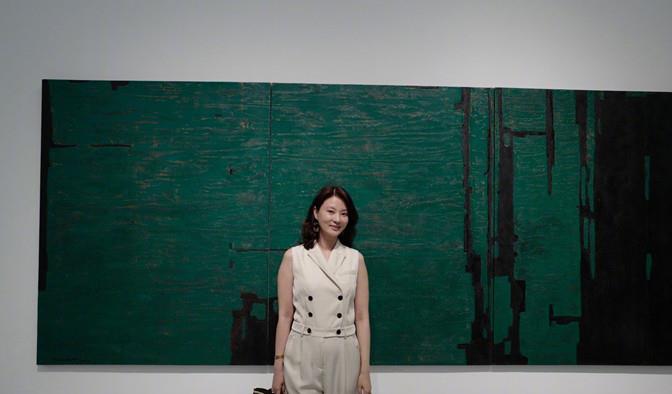 方脸妹说时尚|央视主持刘芳菲罕见翻车,穿醒目黄裙满身褶皱,腰间勒出层层赘肉