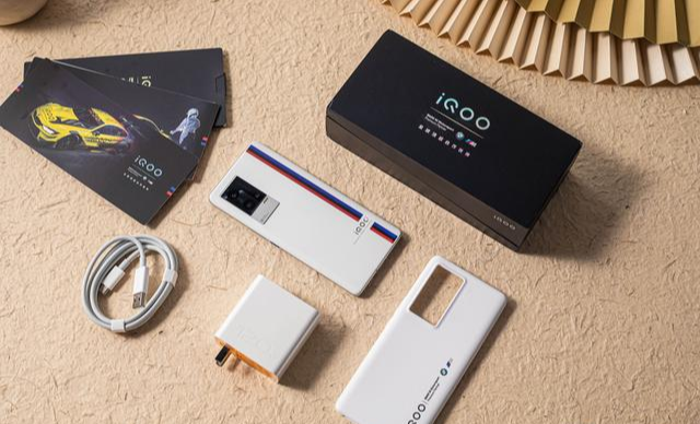 苏芳泽|iQOO8Pro的堆料和小米MIX4的屏下摄像头怎么选?