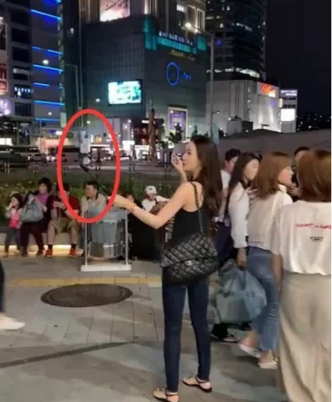 李多海終於整成瞭“陌生人”，韓國街頭直播無人認出，堪稱高級網紅臉-圖5