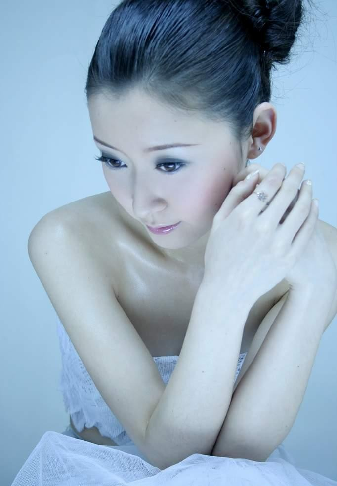 黄橙子|漂亮的凤凰卫视黄橙子，她是炫目的选美冠军，也是很宅的新闻主播