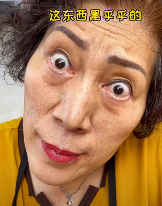 乔任梁|乔任梁的妈妈拍小视频为生，却被网友的留言中伤