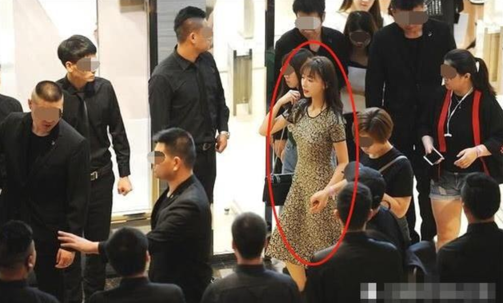 新晋宝妈育儿记|有一次，胡歌自嘲说他在机场上遇到李雪健老师，他觉得很惭愧