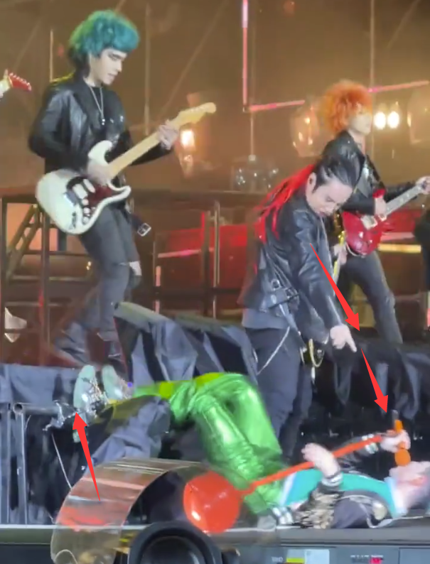 萧敬腾|演唱中摔下舞台，卡裆也咬牙唱完，被泼粪恐吓带150名保镖赶通告