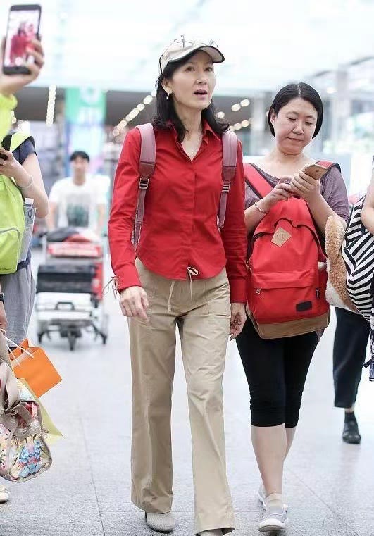 淘鱼时尚 “小青”陈美琪走机场，穿红衬衫素颜也耐看，就是瘦过头有些显老