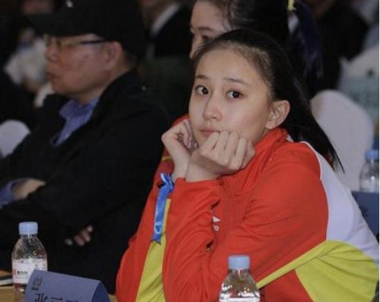 |她凭一张挺胸照爆红，却因发育太快退役，拒绝娱乐圈后去当教练