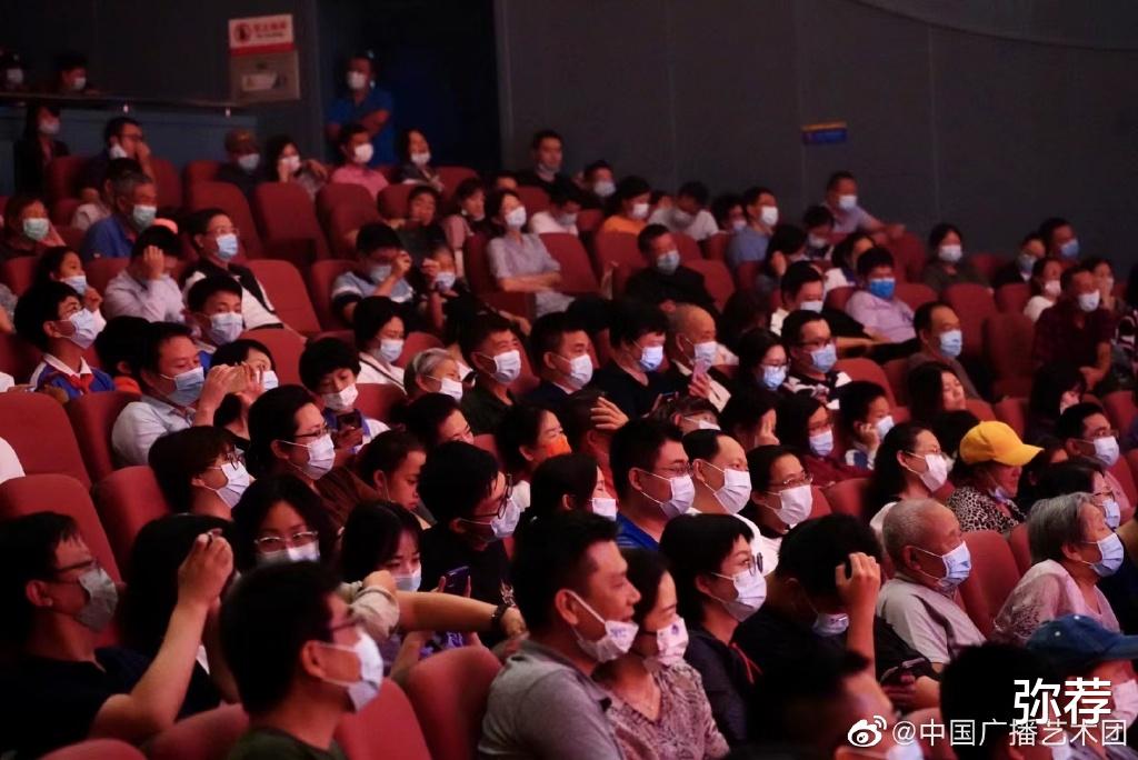 李金斗|非遗相声大会首场迎来开门红，李金斗、石富宽坐镇，现场满坑满谷