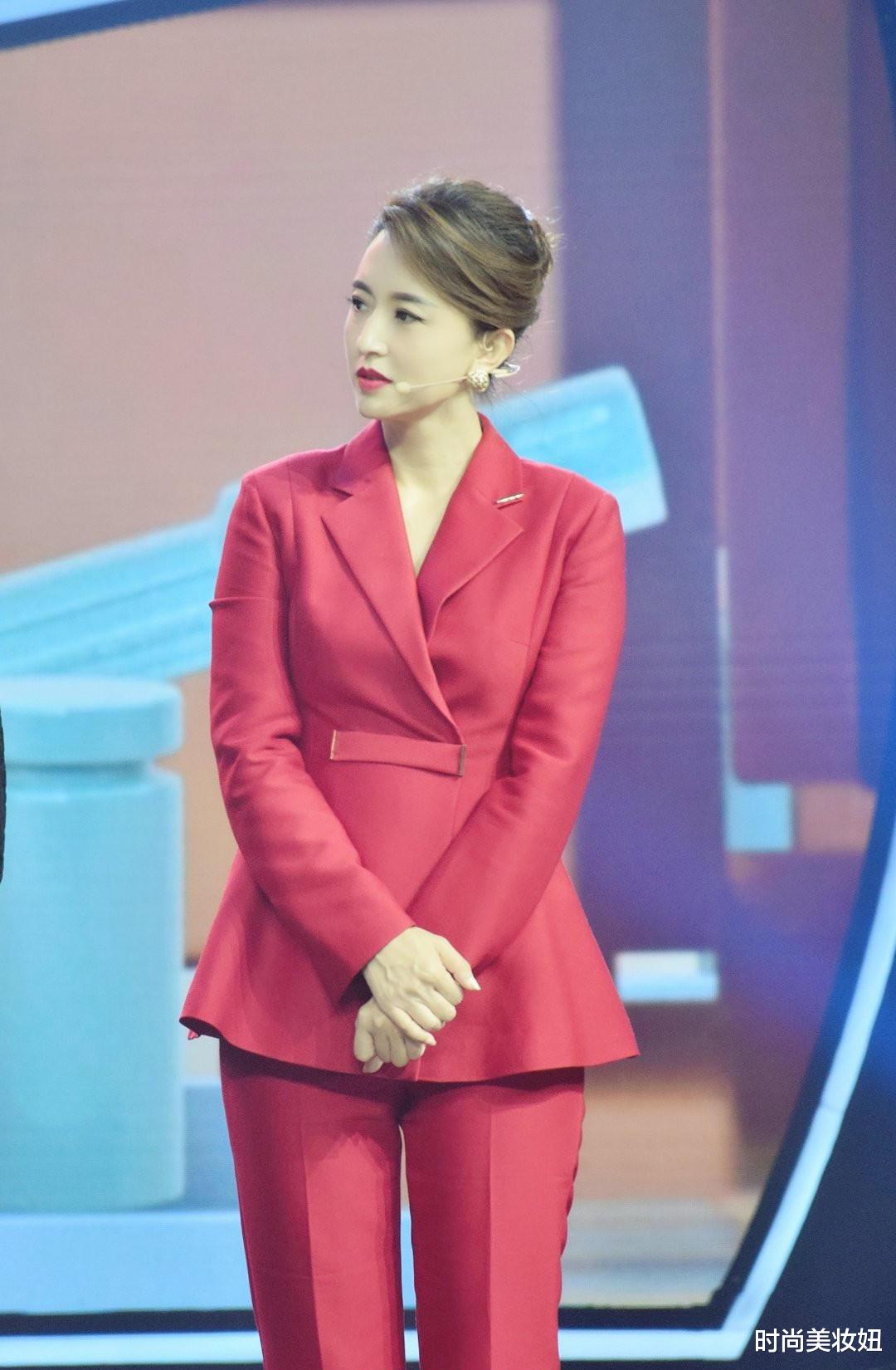 时尚美妆妞|“央视主持”张蕾又惊艳了，真空穿红色西装体面知性，气质无敌